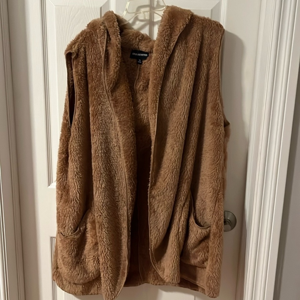 NWOT Zenana Outfitters brown vest with hoodie. Size 1X.
